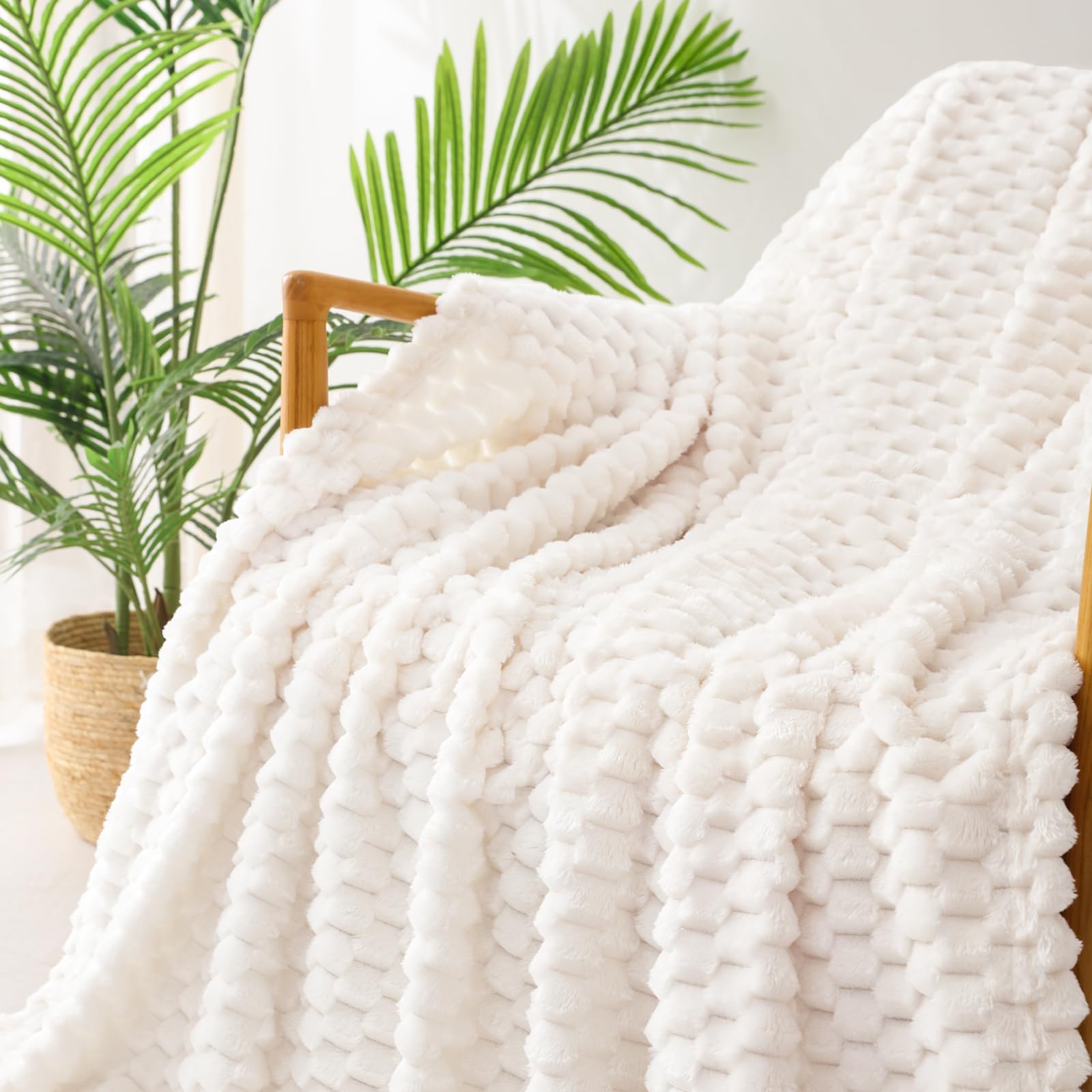Exclusivo Mezcla Large 3D Fleece Throw Blanket for Couch, Ivory