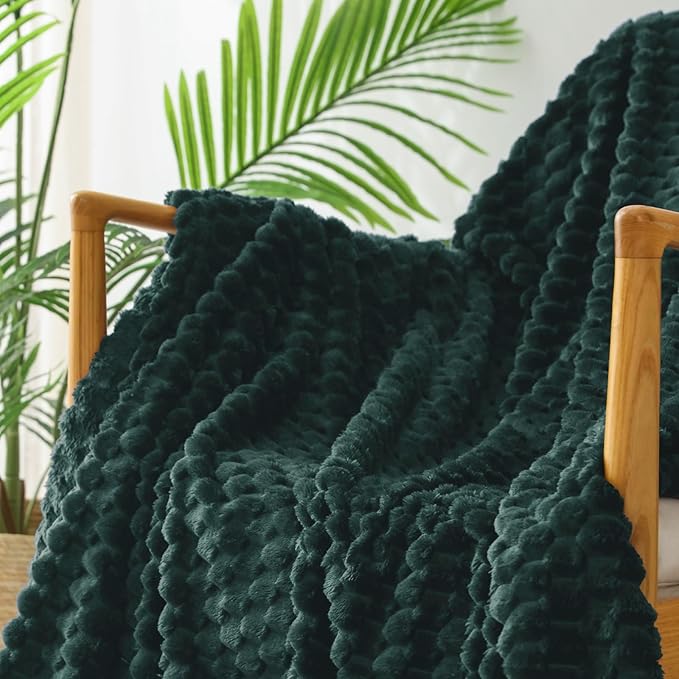 Exclusivo Mezcla Fleece King Blanket for Bed, Extra Large Fuzzy Forest Green Bed Blankets, Soft Cozy Plush Sofa Throws for All Seasons, 90x104 Inches