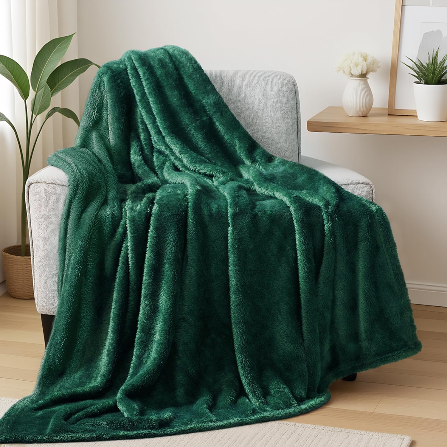 Exclusivo Mezcla Fuzzy Large Fleece Throw Blanket for Couch, Forest Green