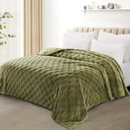 Exclusivo Mezcla Twin Size Flannel Fleece Blanket, Super Soft and Warm Lightweight Checkered Pattern Blankets for All Seasons, 60x80 Inches, Olive Green