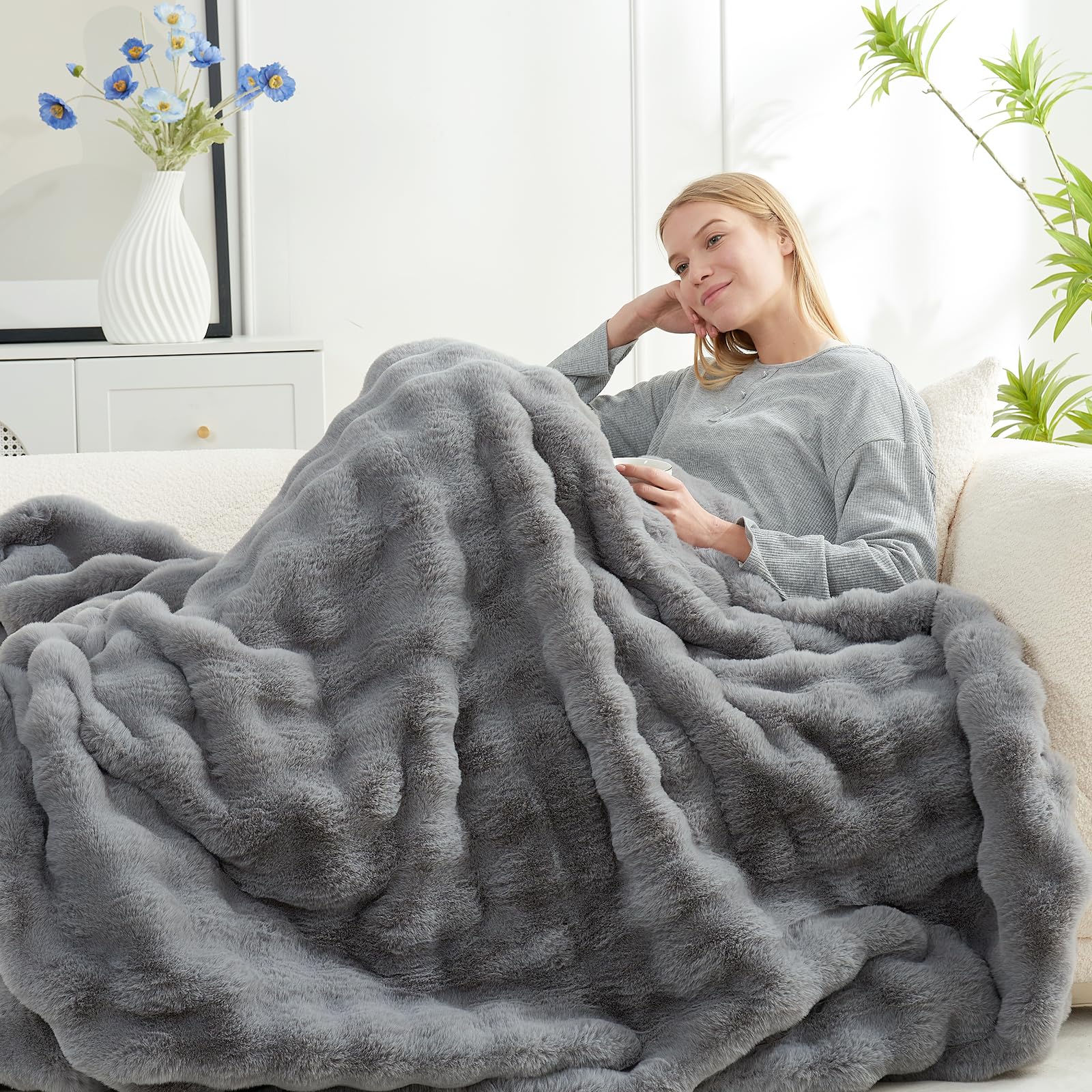 Cozy Bliss Faux Fur Throw Blanket for Couch, Fuzzy Soft Plush Thick Bubble Blanket for Sofa Bedroom Living Room, 60 * 80 Inches Light Grey